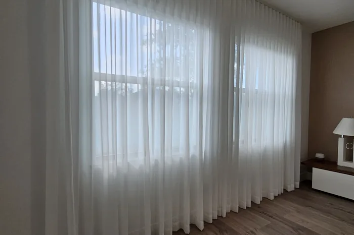 Cortinas Sheer translúcidas con luz natural